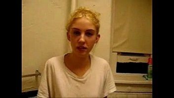 Просит заткнуть жопу членом