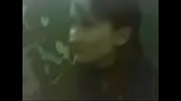 Отсосала в подьезде мужу при всех друзьях