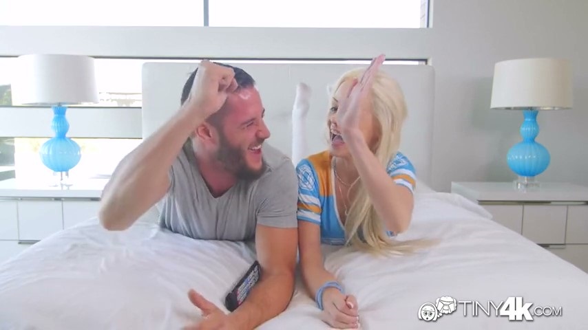 Молодую сестру взяли в команду поддержки брата