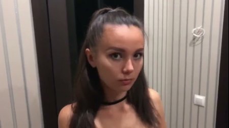 Молодая путана с торчащими сосками сосет член